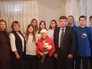 Поздравили Звереву Валентину Павловну и Копченову Юлию Васильевну– жительниц блокадного Ленинграда